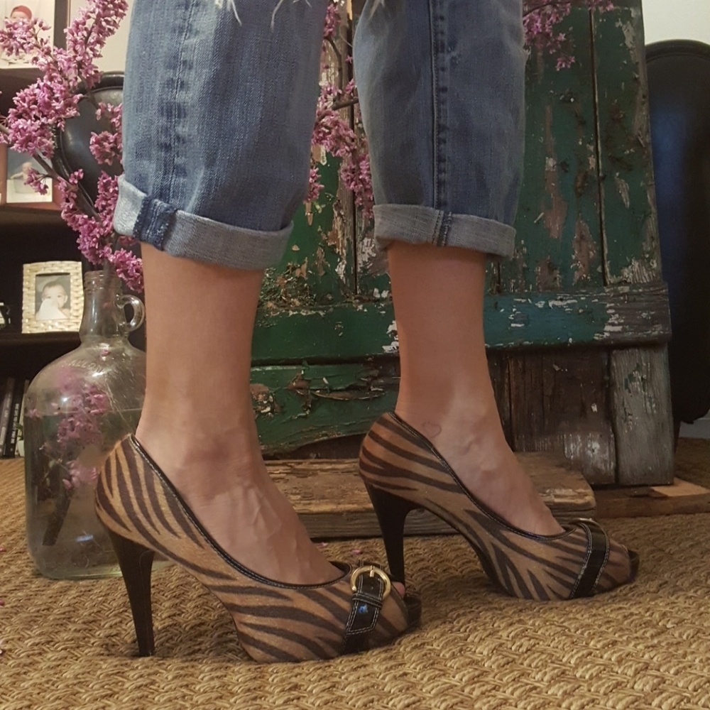 Tiger print calf skin peekaboo toe 4 in heels...